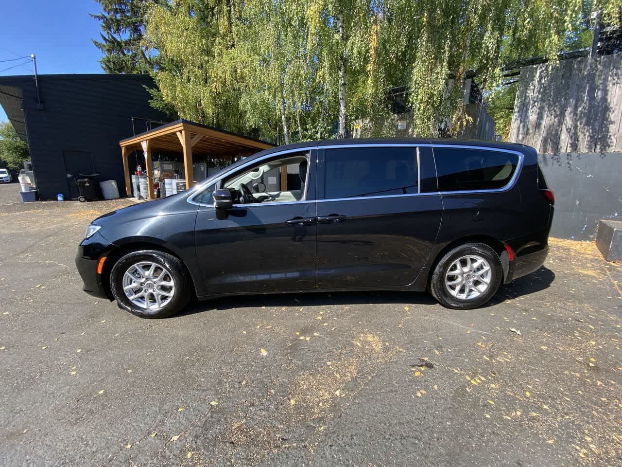 Used 2023 Chrysler Pacifica Touring-L FWD image 3