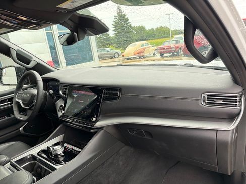Used 2025 Jeep Wagoneer L Series II w/ 8-pass Seating Package AWD/4WD image 33