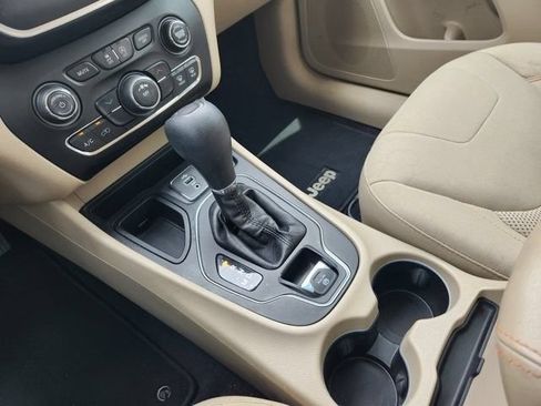 Used 2019 Jeep Cherokee Latitude w/ Popular Appearance Group FWD image 18