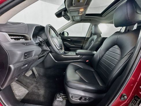 Used 2022 Toyota Highlander XLE AWD/4WD image 12
