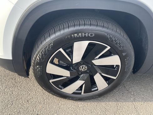 Used 2025 Volkswagen Atlas Cross Sport SE AWD/4WD image 9