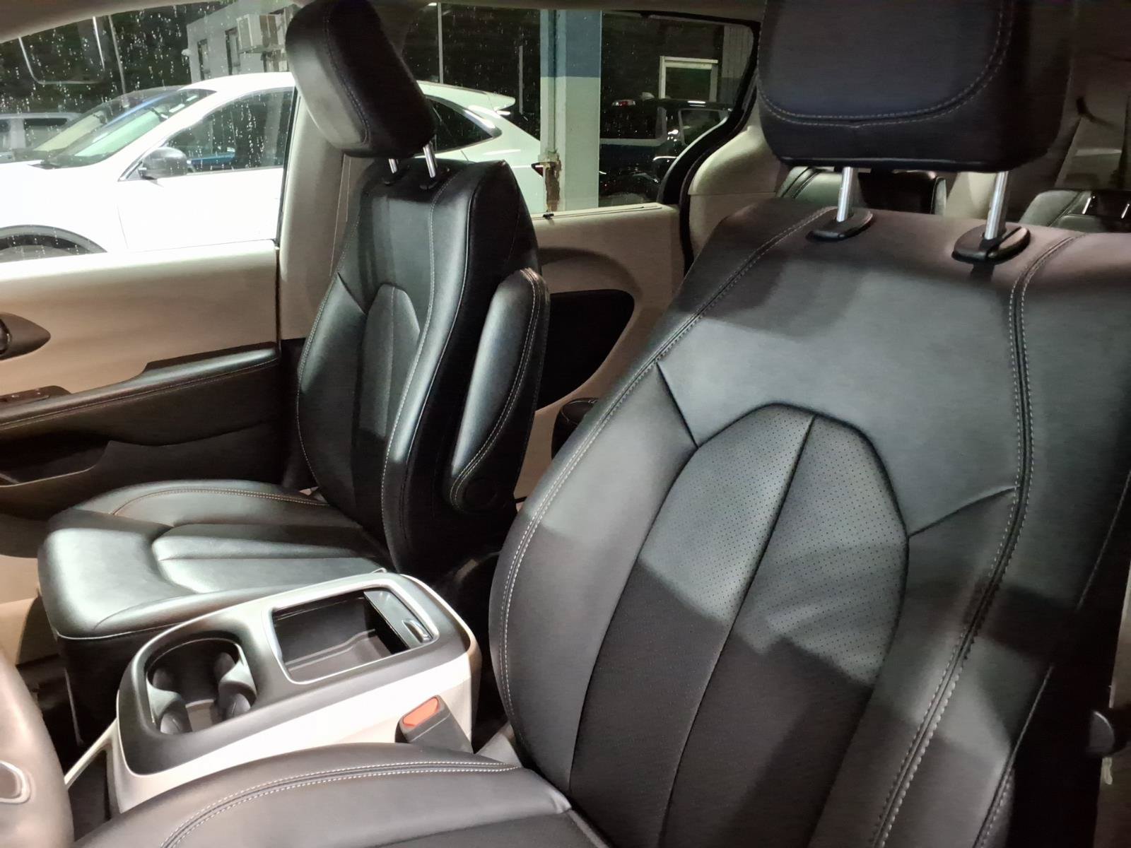 Used 2024 Chrysler Pacifica Touring-L FWD image 12