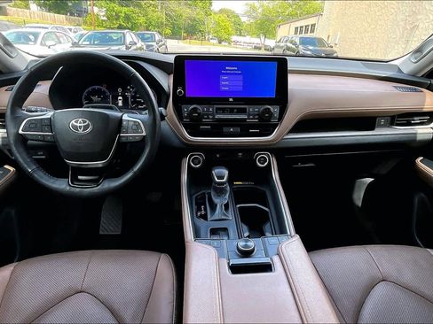 Certified 2024 Toyota Grand Highlander AWD image 16