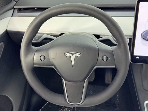 Used 2023 Tesla Model Y Long Range image 18