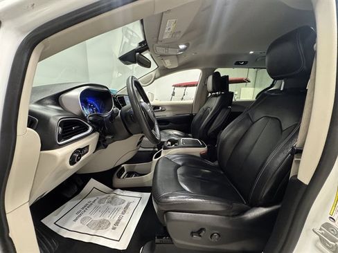 Used 2022 Chrysler Pacifica Touring-L w/ Uconnect Theater Family Group image 24