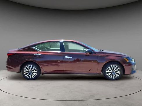 Used 2024 Nissan Altima 2.5 SV FWD image 10