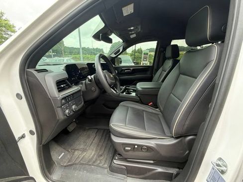 Used 2025 Chevrolet Suburban Premier AWD/4WD image 7