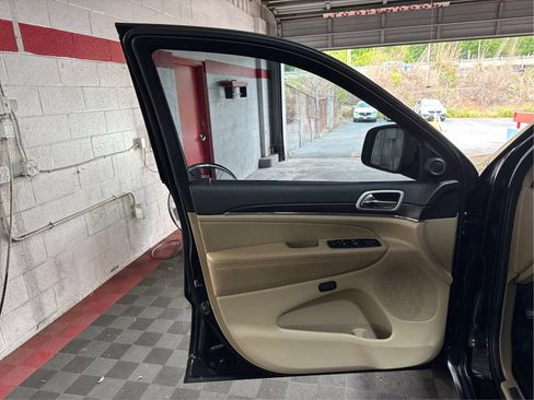 Used 2020 Jeep Grand Cherokee Limited AWD/4WD image 19