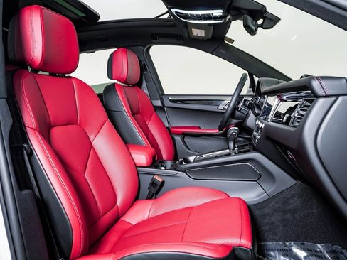 Certified 2025 Porsche Macan image 15