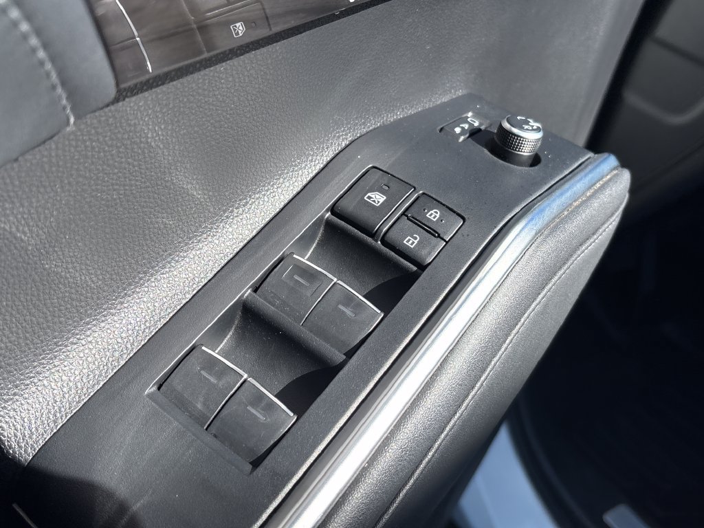 Used 2023 Toyota Highlander XLE AWD/4WD image 13
