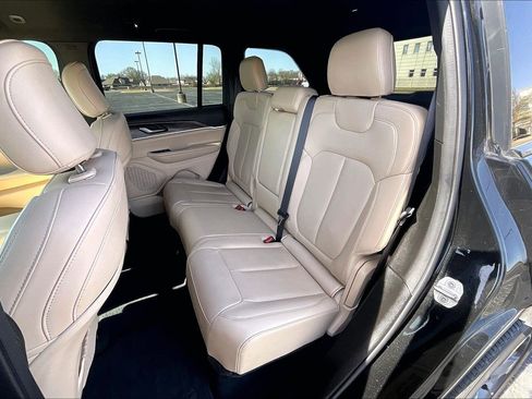 Used 2024 Jeep Grand Cherokee Limited image 17