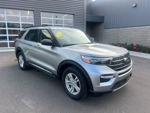 Used 2023 Ford Explorer XLT w/ Equipment Group 202A AWD/4WD image 3