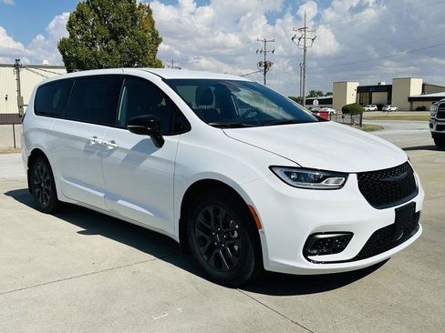 New 2026 Chrysler Pacifica Select w/ Quick Order Package 2EV image 2