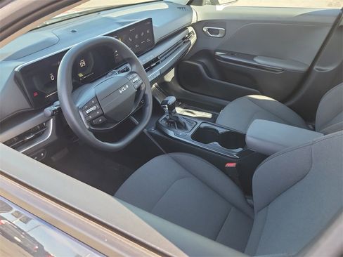 Used 2025 Kia K4 LXS image 3