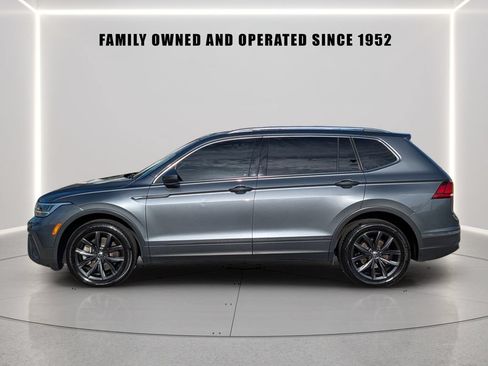 Used 2023 Volkswagen Tiguan SE w/ Panoramic Sunroof Package FWD image 3