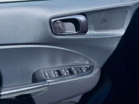 Used 2024 Hyundai Venue Limited image 17