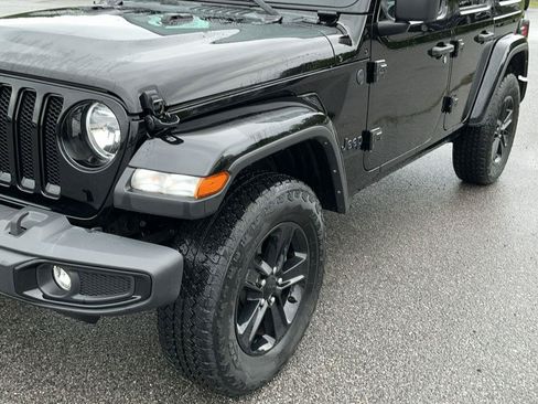 Used 2023 Jeep Wrangler Unlimited Sahara AWD/4WD image 2