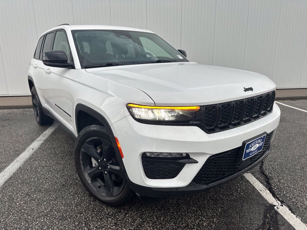 Used 2023 Jeep Grand Cherokee Limited w/ Black Appearance Package AWD/4WD image 10