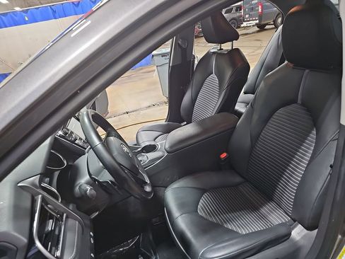 Used 2020 Toyota Camry SE image 14