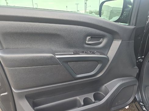 Used 2019 Nissan Titan S image 5