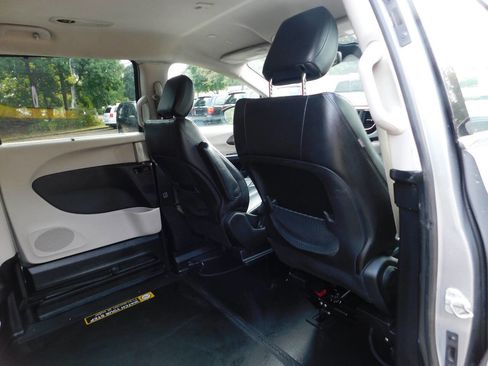 Used 2021 Chrysler Voyager Lxi w/ Cold Weather Group image 7