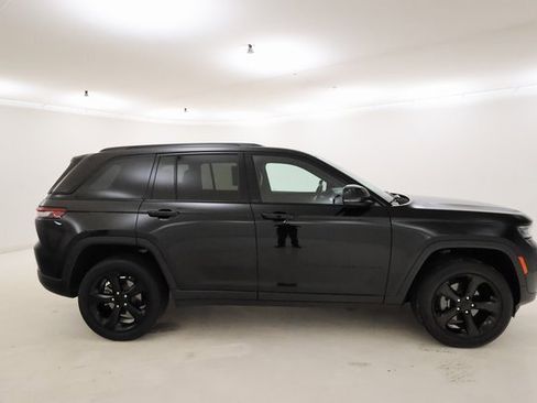 Used 2023 Jeep Grand Cherokee Altitude image 2