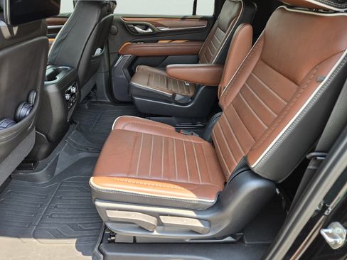 Used 2023 GMC Yukon XL Denali Ultimate w/ LPO, Floor Liner Package AWD/4WD image 18