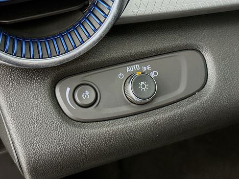 Used 2025 Chevrolet Trax LT FWD image 16