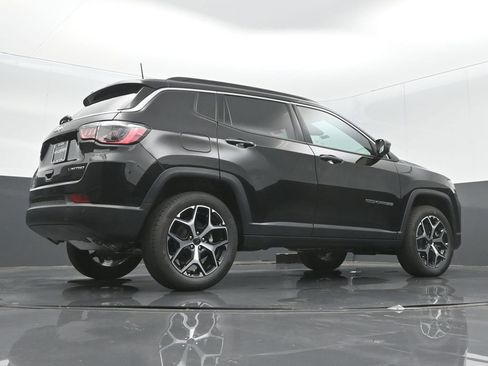 Used 2025 Jeep Compass Limited image 32