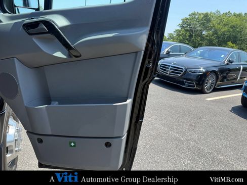 Used 2017 Mercedes-Benz Sprinter 3500 image 35