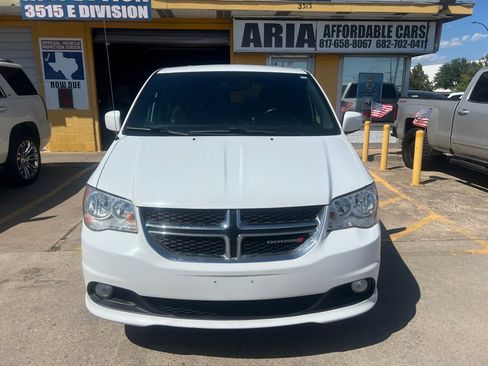Used 2020 Dodge Grand Caravan SE FWD image 2
