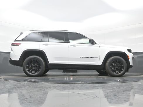 New 2026 Jeep Grand Cherokee Altitude image 16