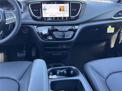New 2026 Chrysler Pacifica Select image 6