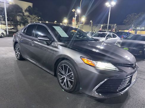 Used 2021 Toyota Camry XLE image 2