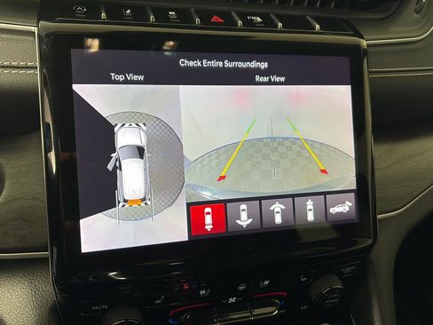 Used 2023 Jeep Grand Cherokee Limited w/ Luxury Tech Group II image 11