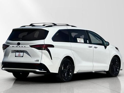 Used 2024 Toyota Sienna XSE w/ XSE Premium Package image 4