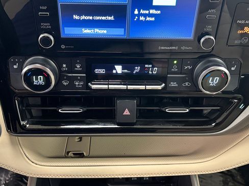 Used 2020 Toyota Highlander XLE AWD/4WD image 25