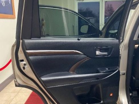 Used 2015 Toyota Highlander Limited Platinum image 14