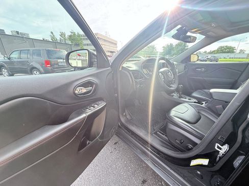 Used 2022 Jeep Cherokee Trailhawk w/ Sun, Sound & Nav Group AWD/4WD image 7