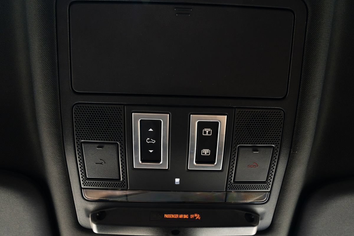 Used 2020 Land Rover Defender 110 X AWD/4WD image 24