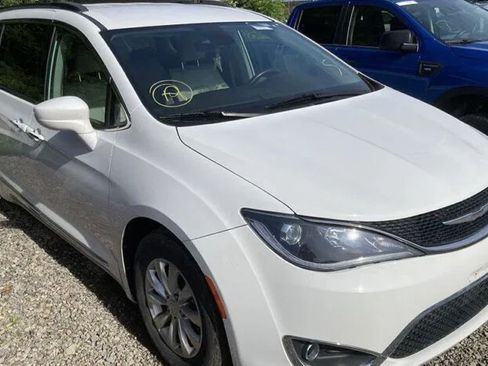 Used 2017 Chrysler Pacifica Touring-L FWD image 7
