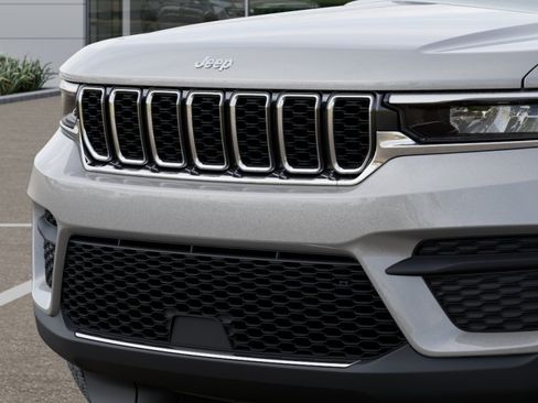 New 2025 Jeep Grand Cherokee Laredo w/ Luxury Tech Group I AWD/4WD image 32