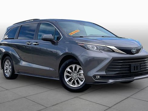 Used 2025 Toyota Sienna XLE FWD image 3