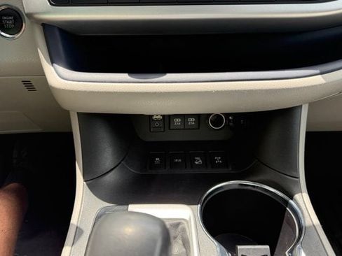 Used 2017 Toyota Highlander Limited AWD/4WD image 33
