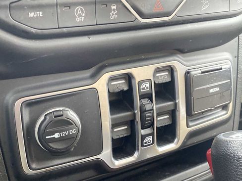 Used 2018 Jeep Wrangler Unlimited Sahara image 18