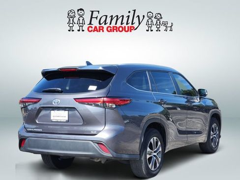 Used 2023 Toyota Highlander XLE FWD image 4