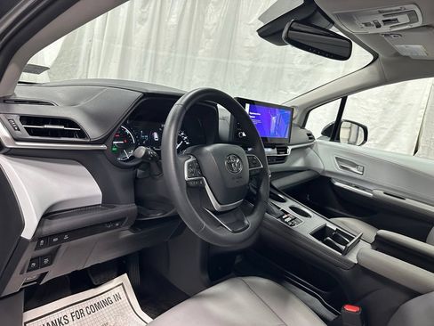Used 2025 Toyota Sienna XLE w/ XLE Plus Package AWD/4WD image 15