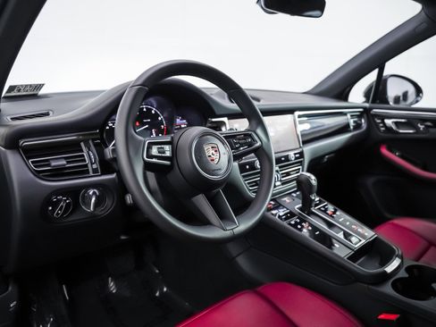 Certified 2025 Porsche Macan image 4