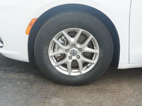 Used 2024 Chrysler Pacifica Touring-L FWD image 6