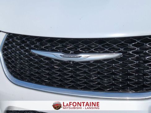 Used 2024 Chrysler Pacifica Limited image 9